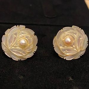 Vintage Mother of Pearl 💮 Screw Back Earrings